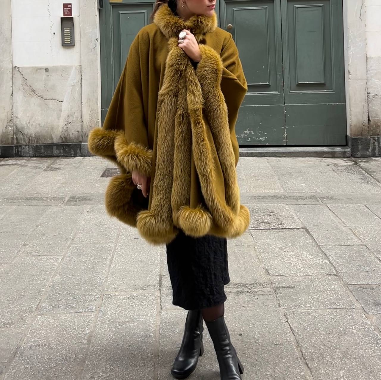 Mantello con pelliccia | fur cloak