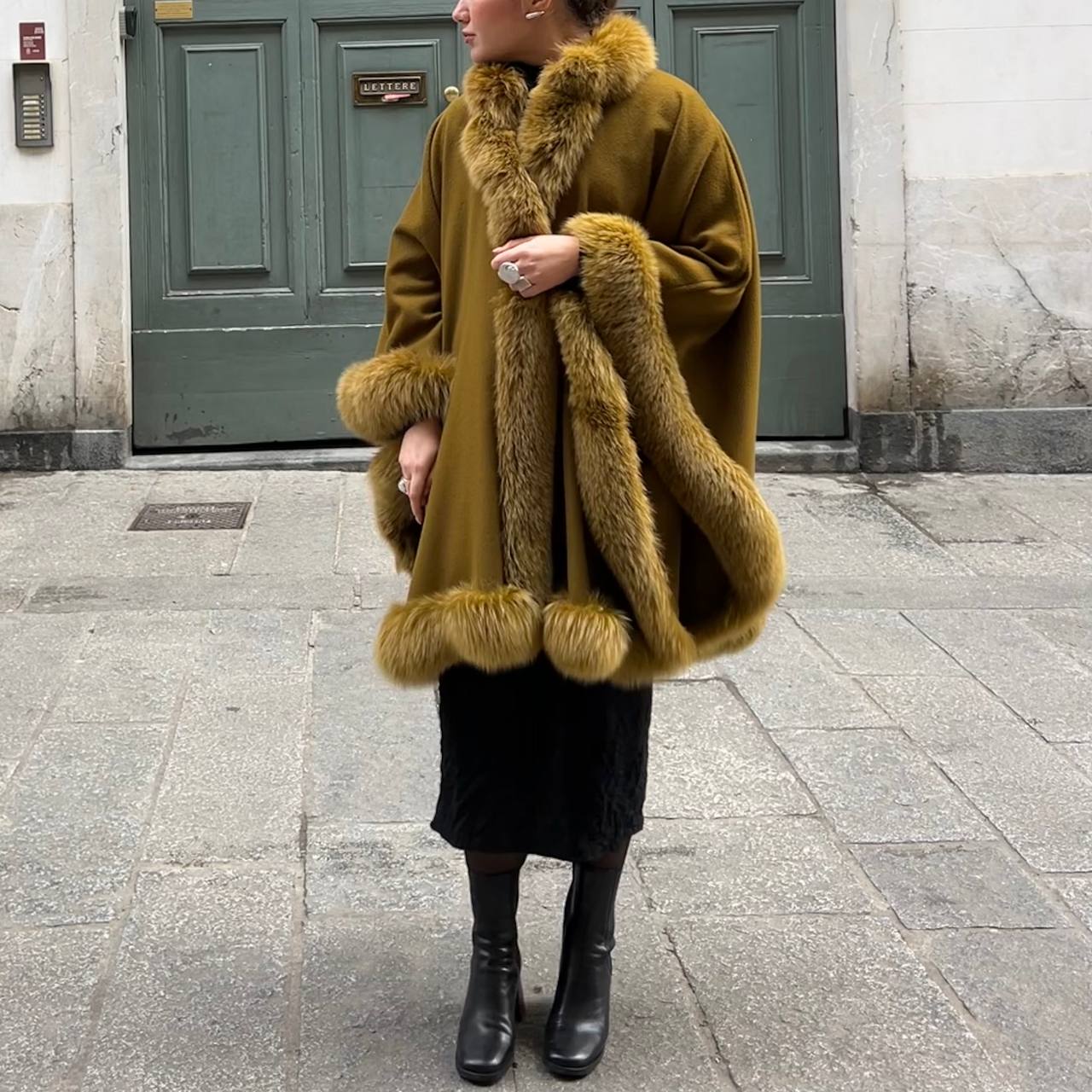 Mantello con pelliccia | fur cloak