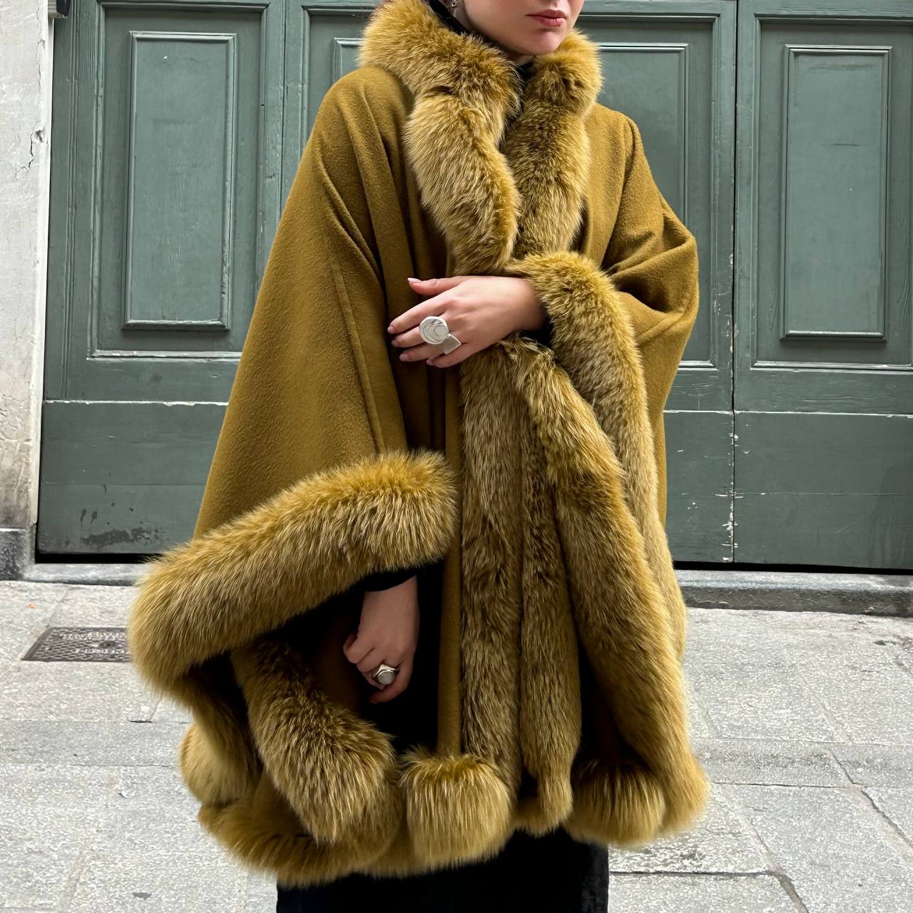 Mantello con pelliccia | fur cloak