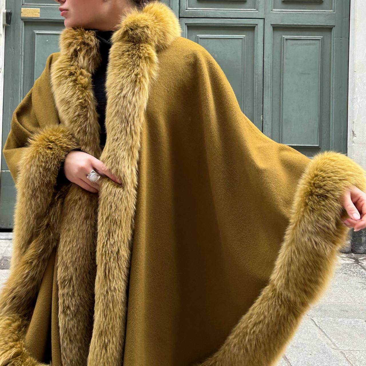 Mantello con pelliccia | fur cloak